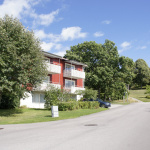 Hus bland murriga träd i Möklinta