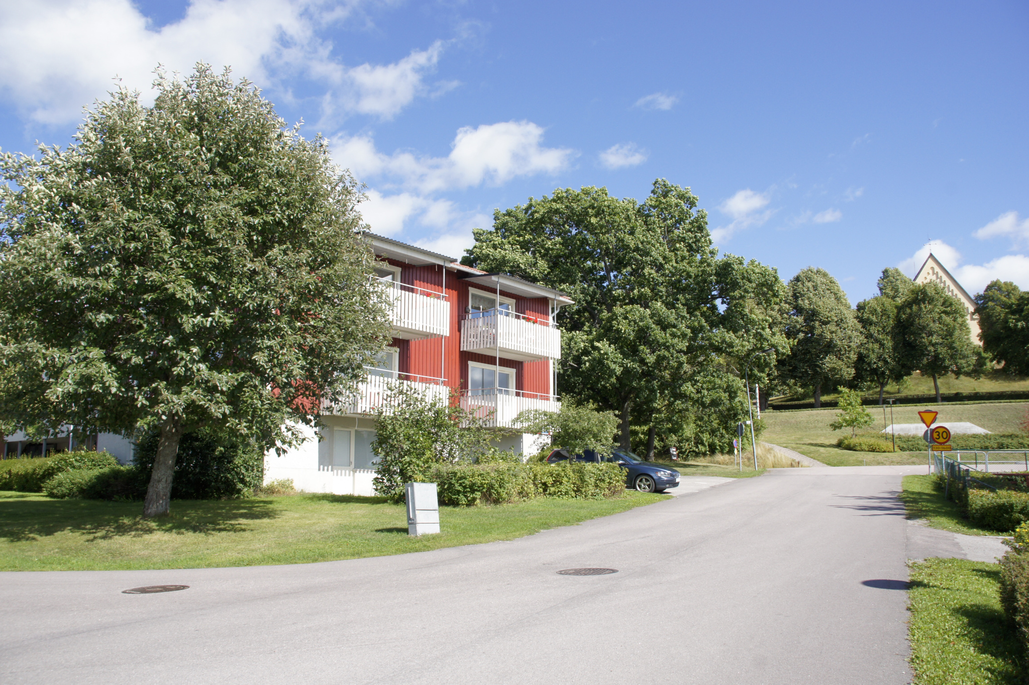 Hus bland murriga träd i Möklinta