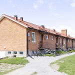 Bild på tegelhus i solen