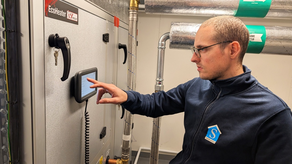 Tom gör inställningar på instrumentpanelen på den nya undercentralen