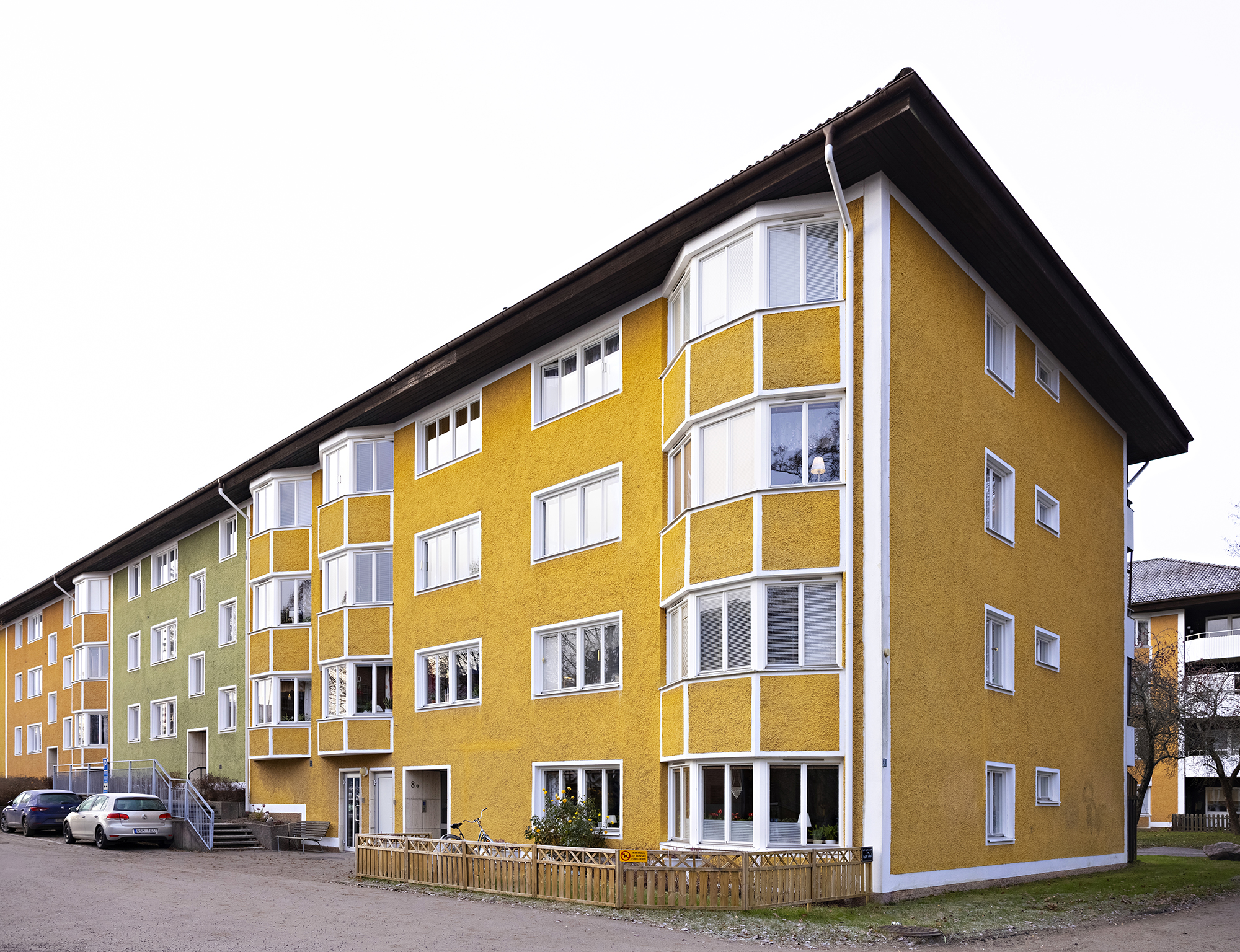 Bild på Hyttgatans gula, gröna, och orangea fasader.
