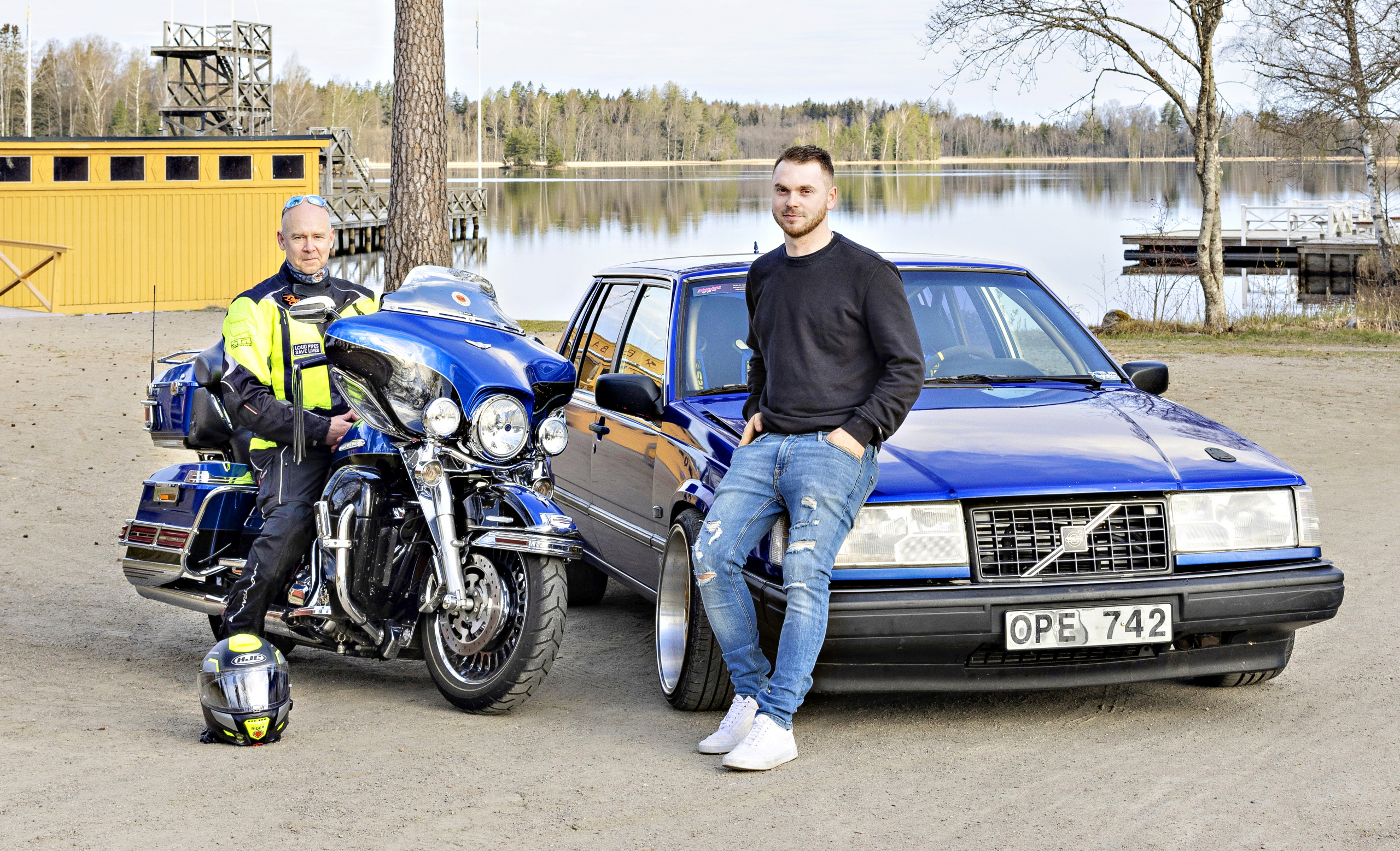 Robert och Emil vid sina fordon, en motorcykel och en bil