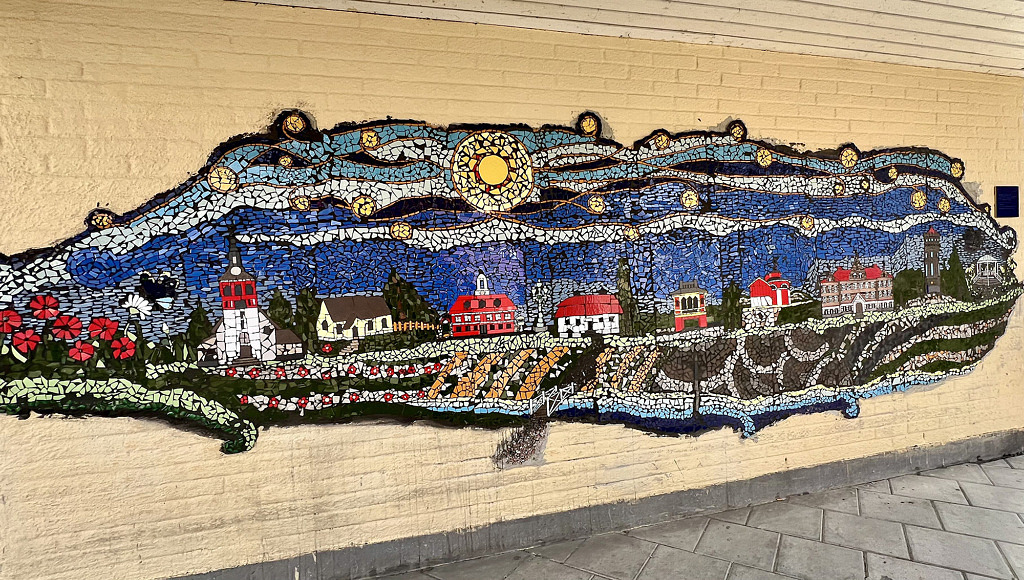 Mosaik med motiv på historiska Salabyggnader